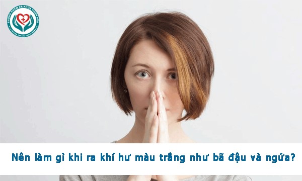 Nên làm gì khi ra khí hư màu trắng như bã đậu và ngứa?